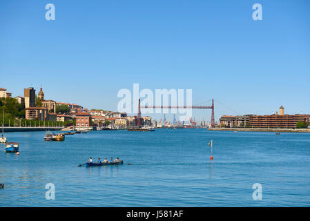 Fiume Nervion e Transporter Bridge (Puente de Bizkaia) all'sfondi, Biscaglia, Paesi Baschi, Spagna, Europa Foto Stock