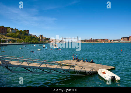 Fiume Nervion e Transporter Bridge (Puente de Bizkaia) all'sfondi, Biscaglia, Paesi Baschi, Spagna, Europa Foto Stock