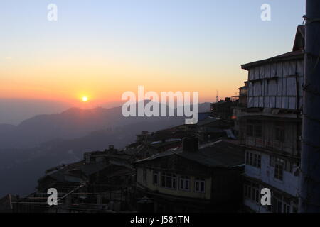 Sunset over Shimla India del nord con le colline in background Foto Stock