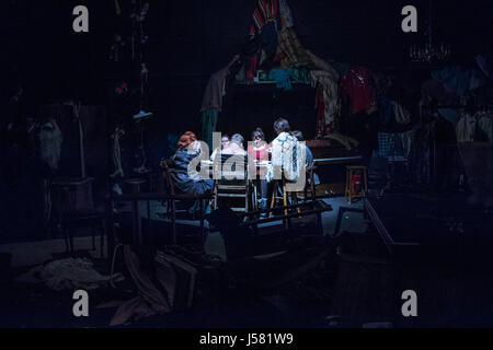 Secondo anno Aberystwyth University Teatro Cinema e Televisione studi universitari " Esecuzione di una produzione di Anton Chekhov, dramma classico Il Gabbiano Foto Stock