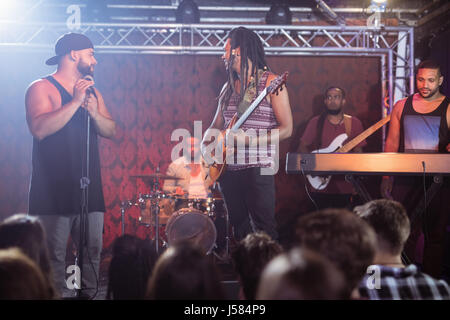 Musicisti sul palco in discoteca Foto Stock