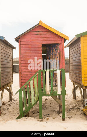 Cabine in legno sulla sabbia contro il cielo chiaro Foto Stock