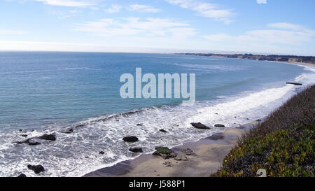 BIG SUR, CALIFORNIA, STATI UNITI - Ott 7, 2014: scogliere a Pacific Coast Highway vista panoramica tra Monterey e Pismo Beach in CA lungo Hwy n. 1, STATI UNITI D'AMERICA Foto Stock