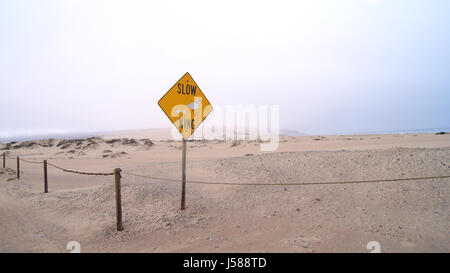 Guadalupe-Nipomo, CALIFORNIA, STATI UNITI - Ott 8, 2014: le dune di sabbia e una strada all interno del Parco Nazionale in CA lungo la strada n. 1, STATI UNITI D'AMERICA Foto Stock