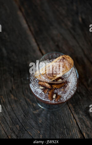 Souffle di cioccolato in un bicchiere Foto Stock