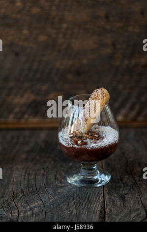 Souffle di cioccolato in un bicchiere Foto Stock