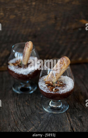 Souffle di cioccolato in un bicchiere Foto Stock