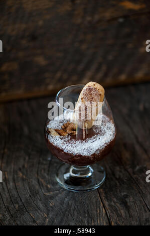 Souffle di cioccolato in un bicchiere Foto Stock