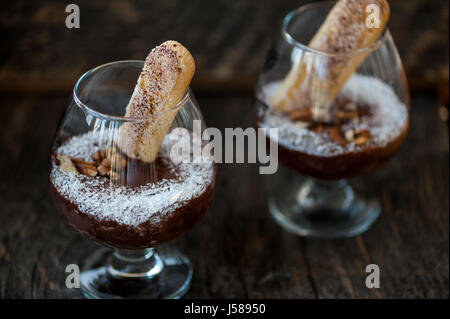 Souffle di cioccolato in un bicchiere Foto Stock