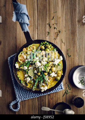 Mint polenta con i cavoletti di Bruxelles, formaggio di capra e salsa di sesamo Foto Stock