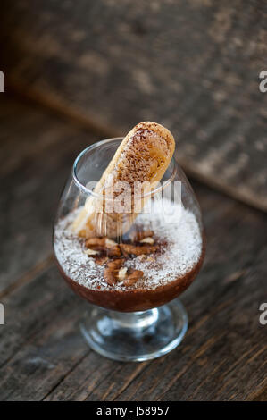 Souffle di cioccolato in un bicchiere Foto Stock