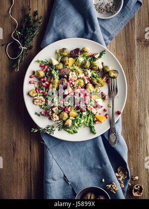 Brussel germogliano con insalata di cavolo verza e smaltate castagne Foto Stock