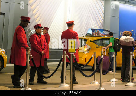 Taxi Stand presso il Marriott Marquis Hotel in Times Square a New York City, Stati Uniti d'America Foto Stock