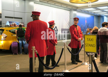 Taxi Stand presso il Marriott Marquis Hotel in Times Square a New York City, Stati Uniti d'America Foto Stock