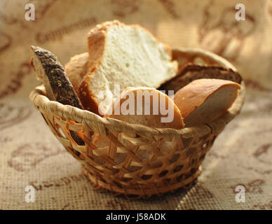 Un assortimento di pane affettato in un cesto di vimini vicino. Messa a fuoco selettiva. Foto Stock