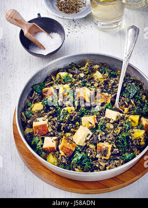 Vegetariano piatto di cavolo con tofu Foto Stock