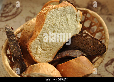 Un assortimento di pane affettato in un cesto di vimini vicino. Messa a fuoco selettiva. Foto Stock