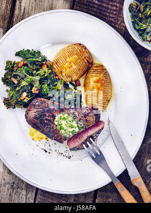 Rumpsteak con stufati di cavolo e patate al forno Foto Stock