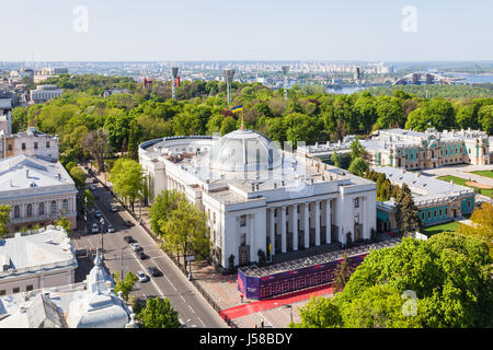 KIEV, UCRAINA - 4 Maggio 2017: sopra vista della Verkhovna Rada edificio (Consiglio supremo di Ucraina) su Hrushevskoho street e Mariyinsky palace in Mariin Foto Stock