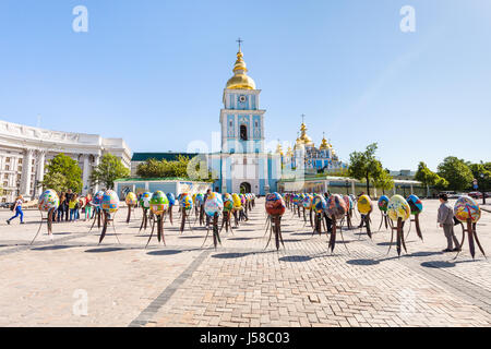 KIEV, UCRAINA - 5 Maggio 2017: le persone e le uova di Pasqua su St Michael's Square di fronte a San Michele Monastero Golden-Domed nella città di Kiev. Il monast Foto Stock