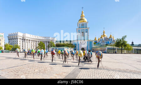 KIEV, UCRAINA - 5 Maggio 2017: i visitatori e uova di Pasqua su St Michael's Square di fronte a San Michele Monastero Golden-Domed nella città di Kiev. La Mona Foto Stock