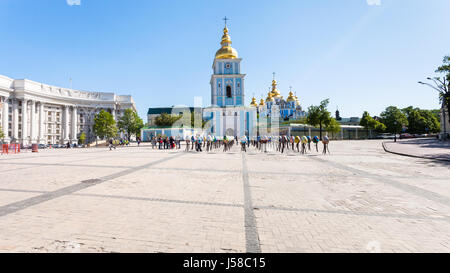 KIEV, UCRAINA - 5 Maggio 2017: St Michael's Square con turisti e uova di Pasqua di fronte a San Michele Monastero Golden-Domed nella città di Kiev. Il mo Foto Stock