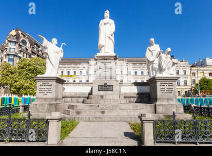 KIEV, UCRAINA - 5 Maggio 2017: il Monumento alla Principessa Olga, Cirillo e Metodio pari agli Apostoli e di Sant'Andrea Apostolo e costruzione di ukrain Foto Stock