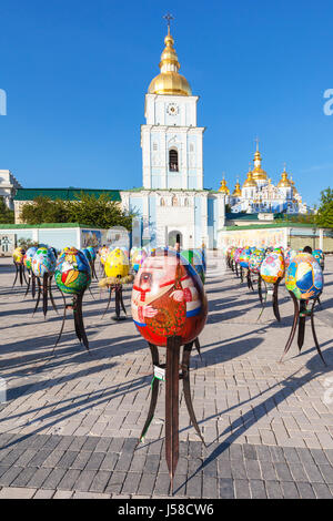 KIEV, UCRAINA - 5 Maggio 2017: persone e decorate le uova di Pasqua su St Michael's Square vicino a San Michele Monastero Golden-Domed nella città di Kiev. Il mon Foto Stock