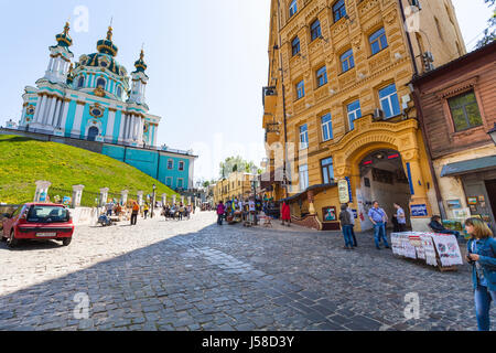 KIEV, UCRAINA - 6 Maggio 2017: i turisti su Andriyivskyy discesa e vista di St Andrew's chiesa nella città di Kiev in primavera. La chiesa è stata costruita nel 174 Foto Stock