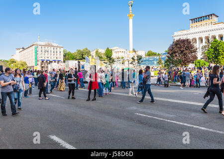 KIEV, UCRAINA - 6 Maggio 2017: la gente sul Khreshchatyk Street vicino a Maidan Nezalezhnosti durante le vacanze La Giornata della vittoria sul nazismo nella Seconda Guerra Mondiale e il giorno 0 Foto Stock