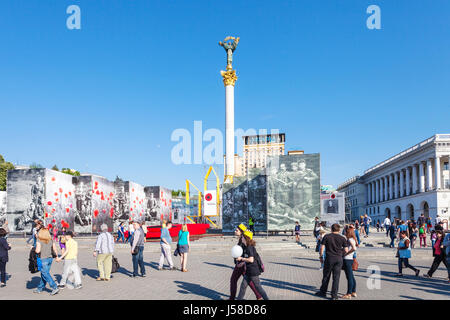 KIEV, UCRAINA - 6 Maggio 2017: la gente sul Khreshchatyk Street vicino a Maidan Nezalezhnosti (Piazza Indipendenza) durante le vacanze La Giornata della vittoria sul nazismo in Foto Stock
