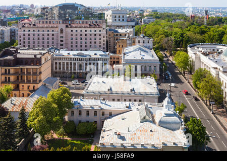 Viaggiare in Ucraina - sopra la vista della strada Hrushevskoho vicino Verkhovna Rada edificio nella città di Kiev in primavera Foto Stock