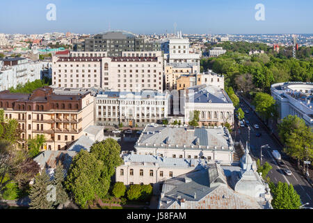 Viaggiare in Ucraina - sopra la vista della strada hrushevskyi vicino Verkhovna Rada edificio nella città di Kiev nella mattina di primavera Foto Stock