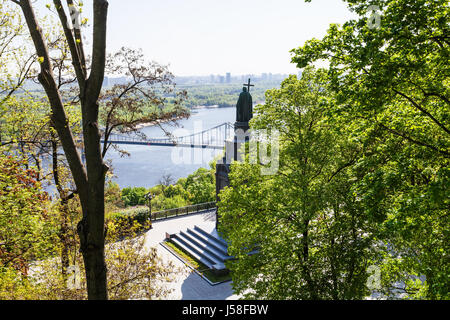 Viaggiare in Ucraina - Vista di san Vladimiro il monumento nella città di Kiev sulla spiaggia del fiume Dnieper nel parco urbano Volodymyrska Hill (San Volodymyr Hill, Volo Foto Stock