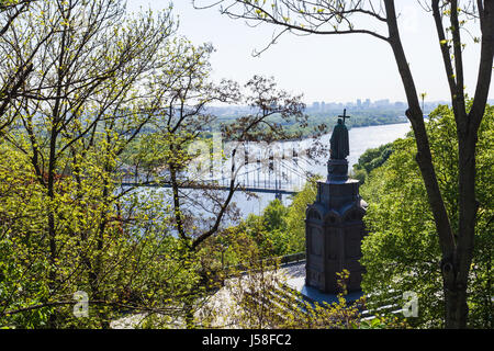 Viaggiare in Ucraina - san Vladimiro il monumento nella città di Kiev e la vista del fiume Dnieper nel parco urbano Volodymyrska Hill (San Volodymyr Hill, Volodymyrska Foto Stock