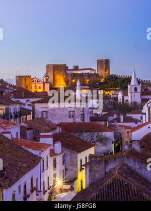 Paesaggio di Obidos, Portogallo, di notte. Foto Stock