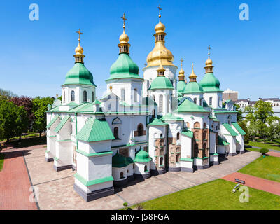 Viaggiare in Ucraina - vista della costruzione di Saint Sophia (Santa Sophia, Hagia Sophia) Cattedrale dalla torre campanaria nella città di Kiev in primavera Foto Stock