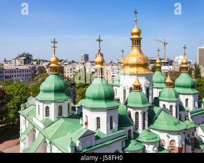 Viaggiare in Ucraina - cupole di Santa Sofia (Santa Sophia, Hagia Sophia) Cattedrale e la città di Kiev dalla torre campanaria in primavera Foto Stock