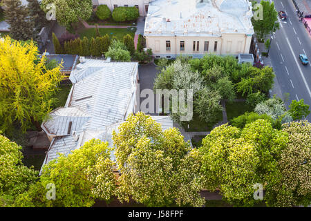 Viaggiare in Ucraina - sopra visualizza vecchie case urbane vicino hrushevskoho street nella città di Kiev in serata primaverile Foto Stock