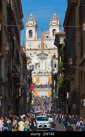 Roma, Italia. Vista lungo la Via dei Condotti fino a Piazza di Spagna e la chiesa di Trinità dei Monti. Foto Stock