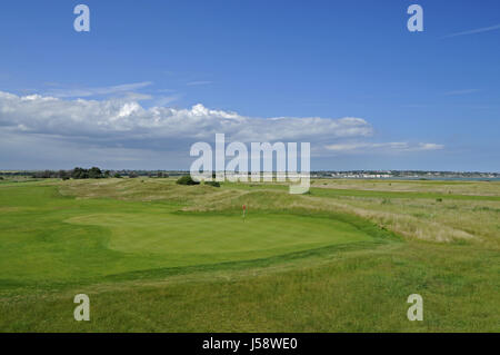 Vista dalla Clubhouse oltre 9 verde dell'himalaya corso di Pegwell Bay, Princes Golf Club, Sandwich, Kent, Inghilterra Foto Stock