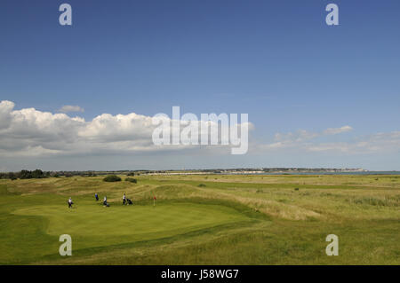 Vista dalla Clubhouse oltre 9 verde dell'himalaya corso di Pegwell Bay, Princes Golf Club, Sandwich, Kent, Inghilterra Foto Stock