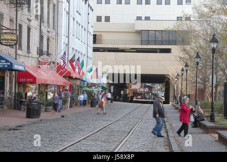 Il Savannah, Georgia, Stati Uniti d'America - 20 Gennaio 2017: la gente ad esplorare il lungomare Savannah Riverwalk e passaggio di tunnel che divide. Chiamato anche Riv Foto Stock