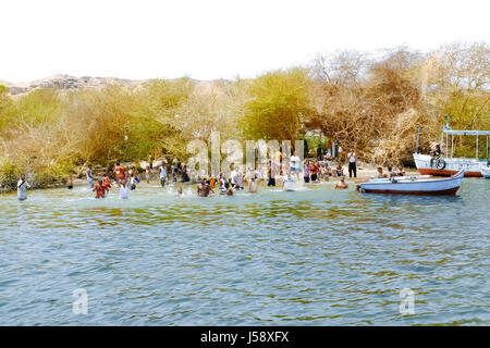 Persone nuotare nel fiume Nilo. Aswan, Egitto. Foto Stock