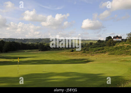 Vista del primo verde con sopra il campo da golf e la clubhouse sulla collina, Reigate heath, Reigate Heath Golf Club, Reigate, Surrey, Inghilterra Foto Stock