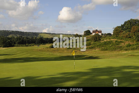 Vista del primo verde con sopra il campo da golf e la clubhouse sulla collina, Reigate heath, Reigate Heath Golf Club, Reigate, Surrey, Inghilterra Foto Stock