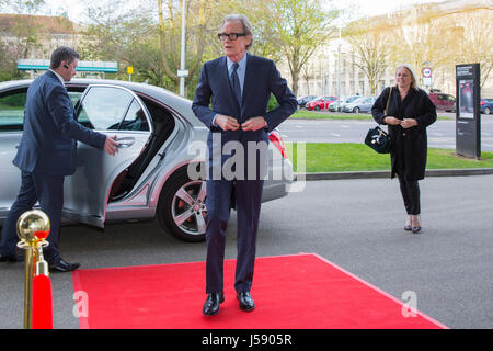 Attore Bill Nighy arriva presso il Royal Welsh College of MUSIC & DRAMA in Cardiff per il Galles premiere " del loro migliori', Wales, Regno Unito, 18 aprile 2017. Foto Stock