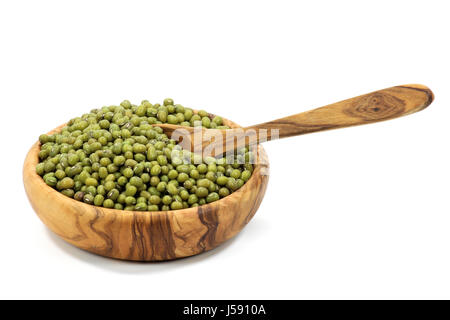 Ciotola di legno con fagioli mung isolati su sfondo bianco Foto Stock