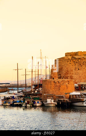 Le mura del castello di Kyrenia bagliore nel sole di setting. La parte settentrionale di Cipro. Foto Stock