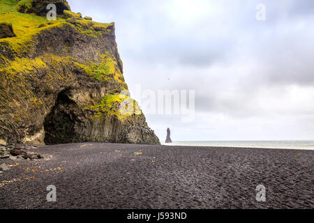 Grotta di basalto in corrispondenza di Reynisfjara spiaggia a sud dell'Islanda Foto Stock